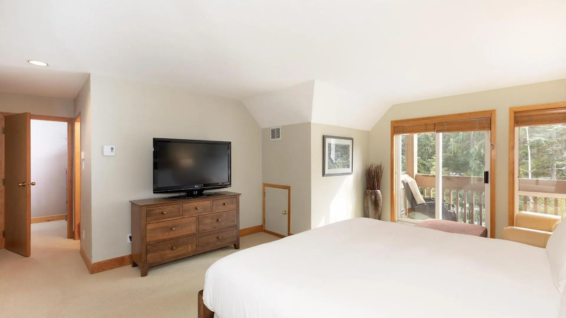 Alpine Greens 8 | Bright Townhome Near Blackcomb, Walk Or Shuttle To Skiing, Secure Parking Whistler 0*,  Canada