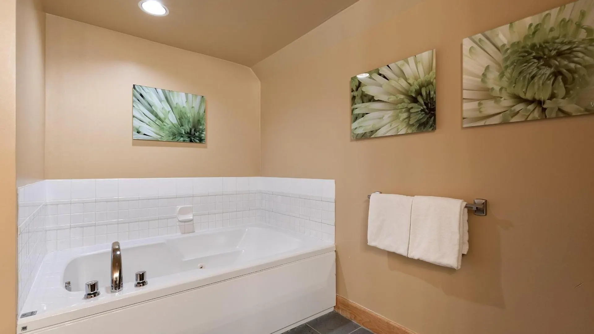 Holiday home Alpine Greens 8 | Bright Townhome Near Blackcomb, Walk Or Shuttle To Skiing, Secure Parking Whistler