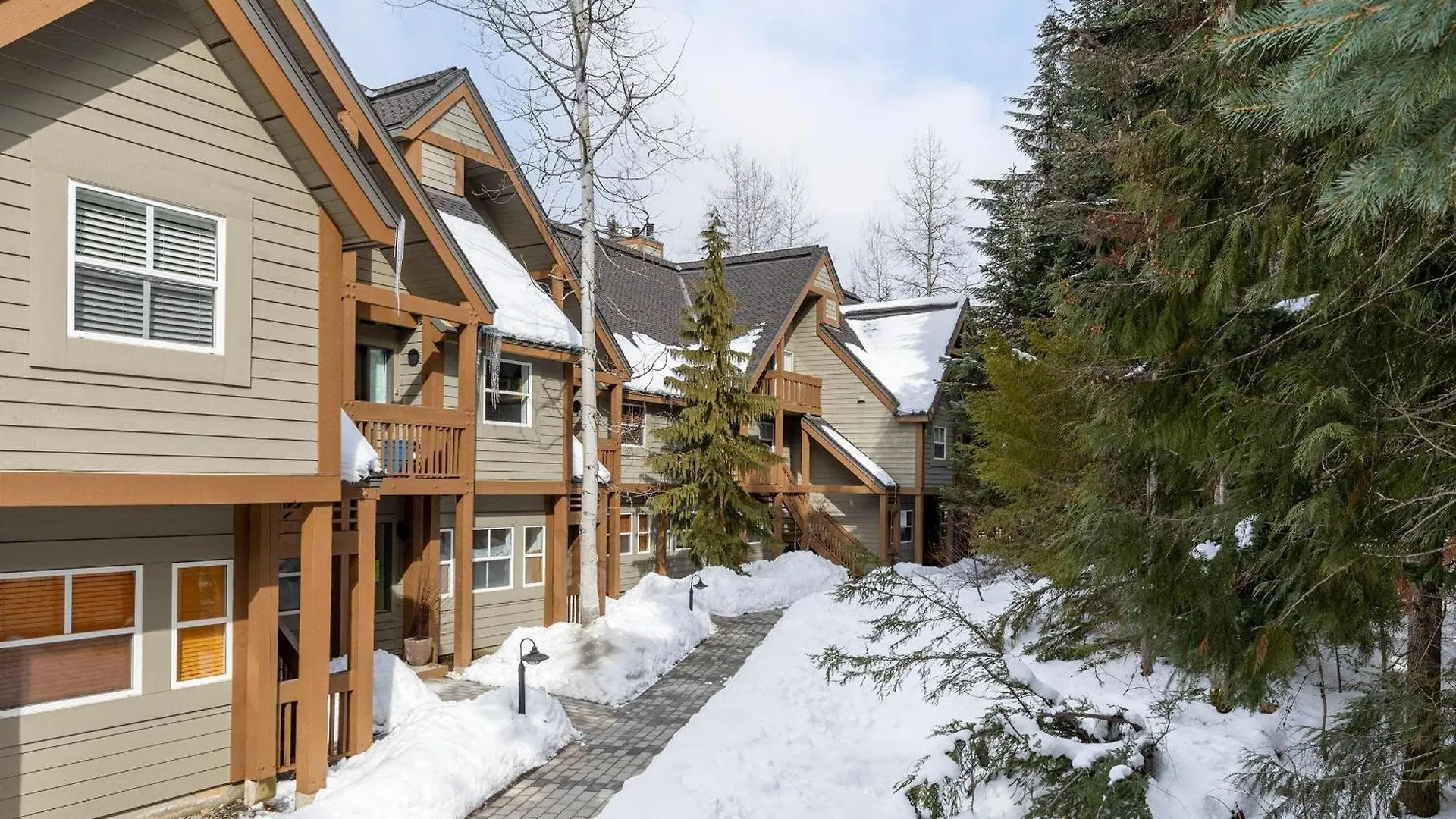 Alpine Greens 8 | Bright Townhome Near Blackcomb, Walk Or Shuttle To Skiing, Secure Parking Whistler